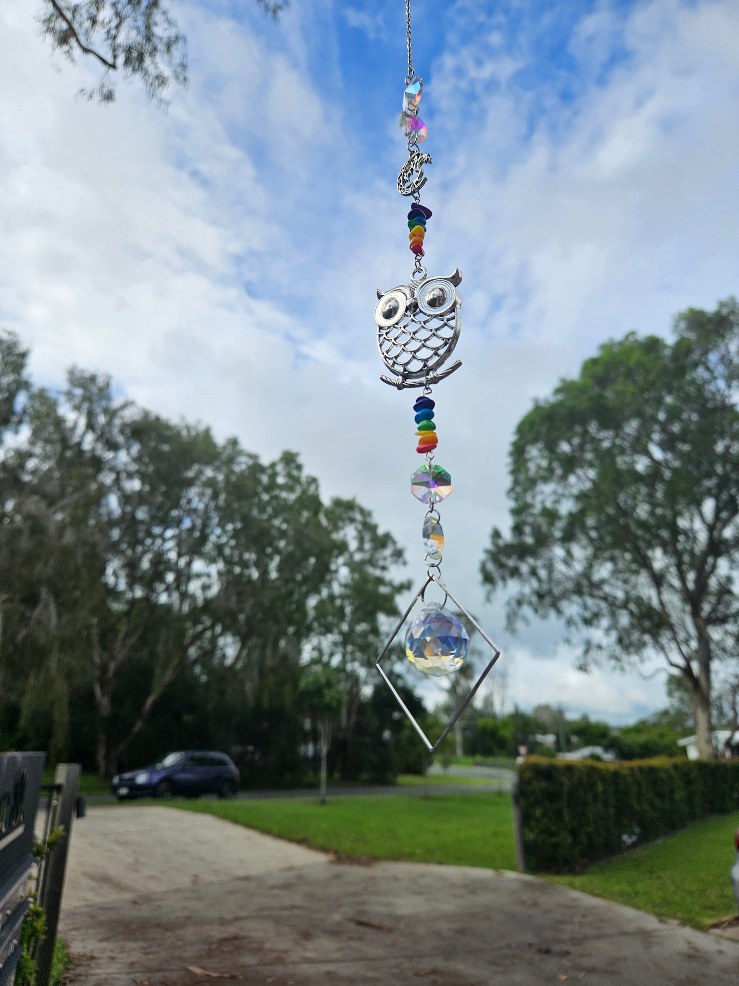 Symbolreicher Suncatcher mit Eule, Lebensbaum, Mond & Chakras – kraftvoller Begleiter für Achtsamkeit & Erdung, im Garten