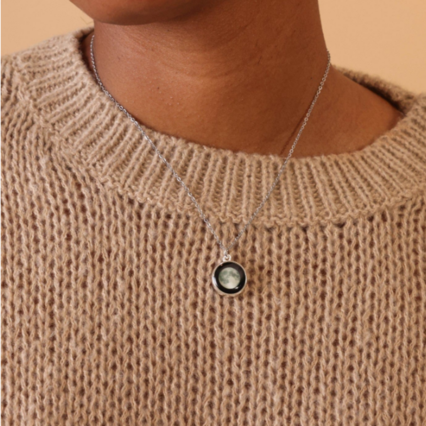 Moonglow Schmuck mit Bedeutung – getragen bei Tageslicht mit emotionalem Moment