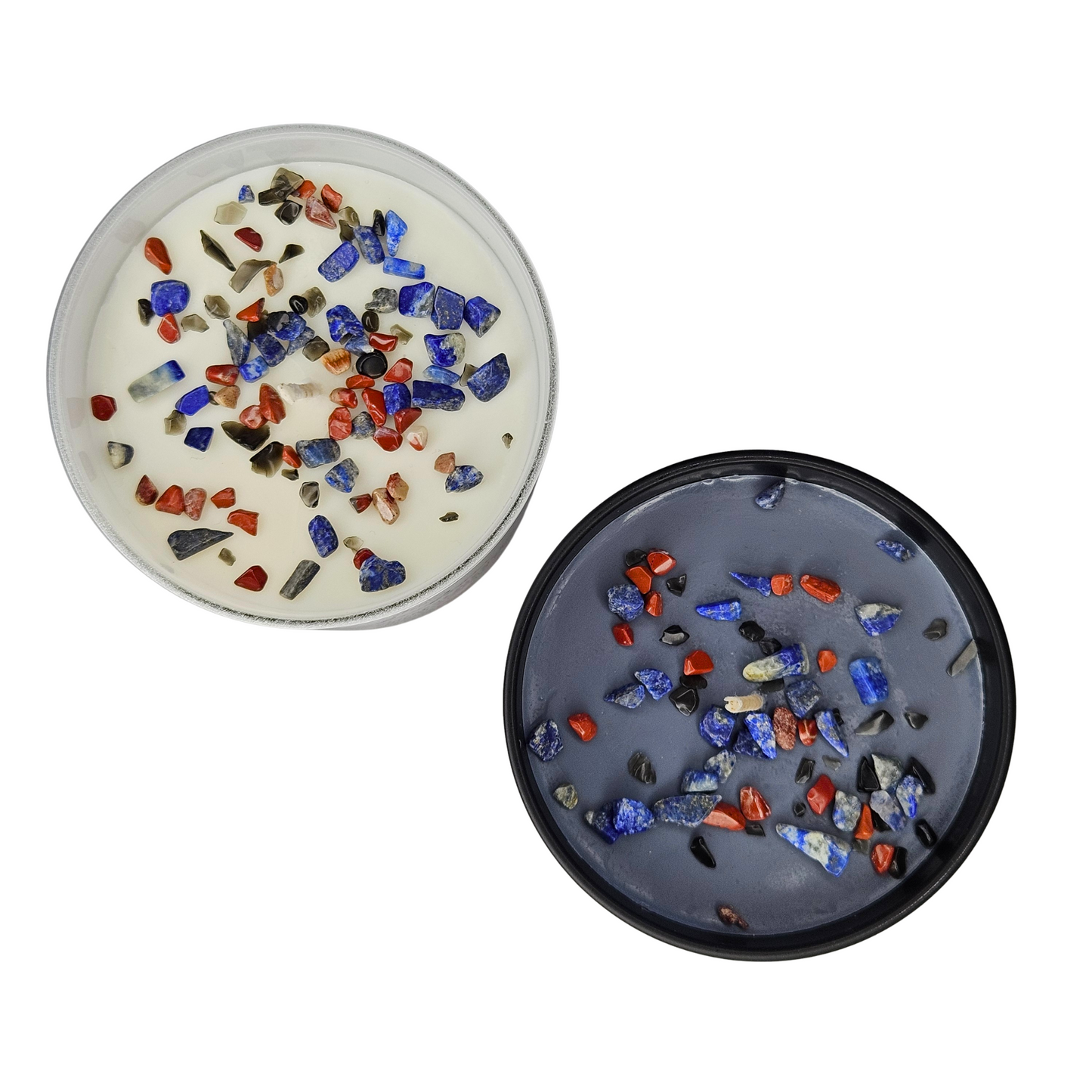 Draufsicht auf das Raps-Kokos-Wachs der DreamOn Duftkerze mit Zitat, dekoriert mit echten, naturbelassenen Edelsteinen: tiefblauer Lapislazuli, roter Jaspis und glänzender schwarzer Obsidian.