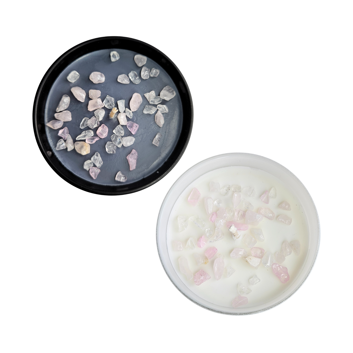 Produktfoto von oben auf zwei Duftkerzen (schwarzes und weisses Glas) mit der Duftrichtung Kokosnuss & Limette, elegant dekoriert mit echten Rosenquarz- und weissen Quarz-Edelsteinen.