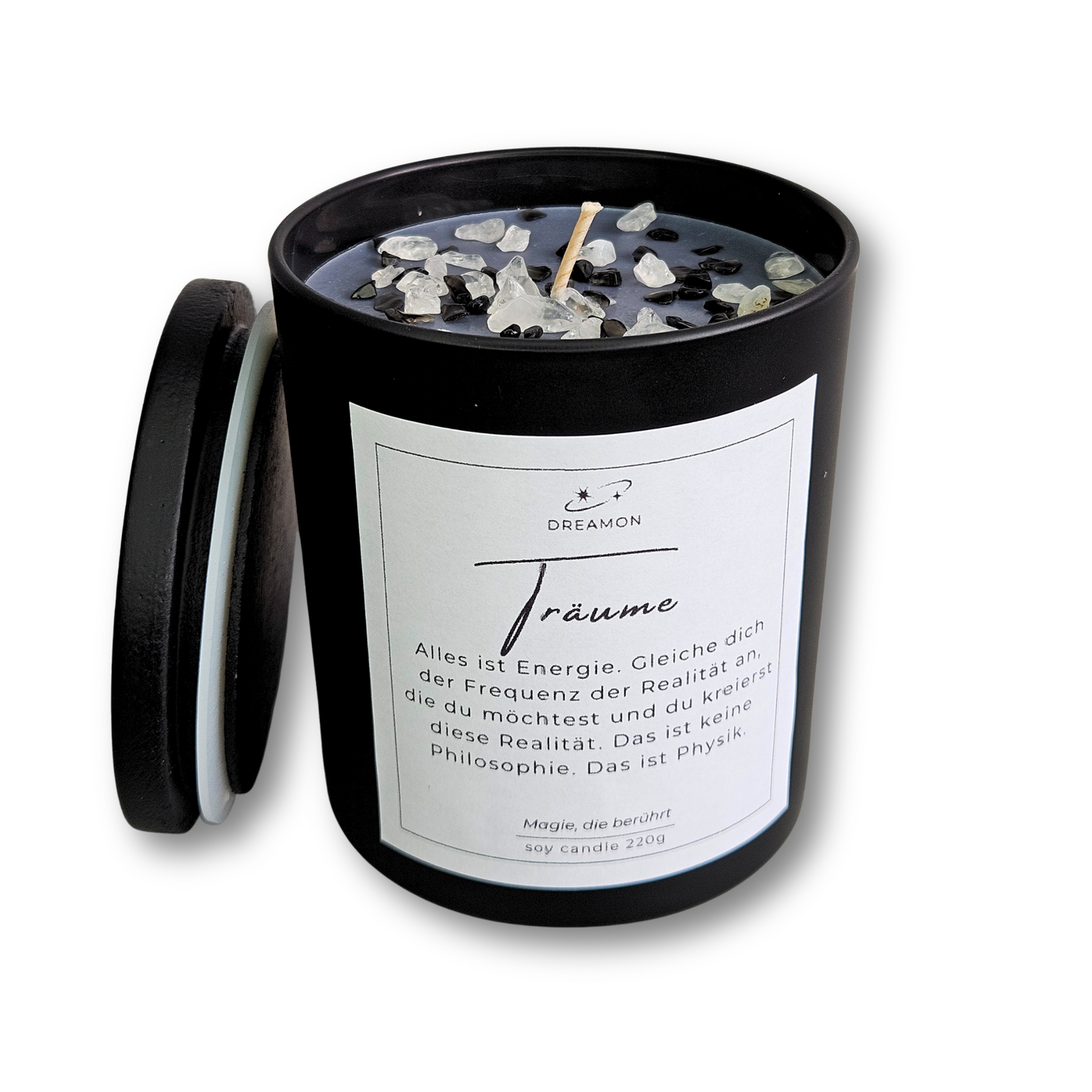 Intuitionskerze „Träume“ im schwarzen Glas mit Heilsteinen (schwarzer Obsidian, weißer Quarz), Zitatetikett und Holzdeckel.