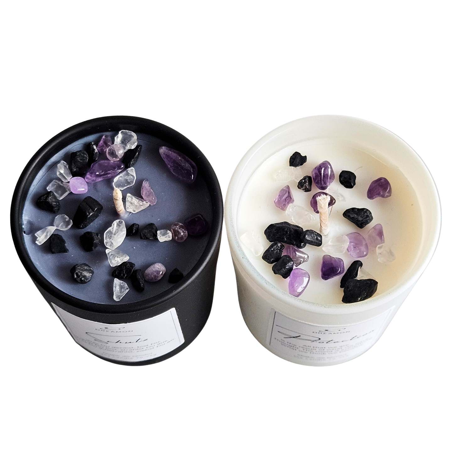 Obere Ansicht der Duftkerze mit Zitat „Schutz“ in Schwarz und Weiß, dekoriert mit Schwarzem Turmalin, Amethyst und Weißem Quarz, Sojawachs.