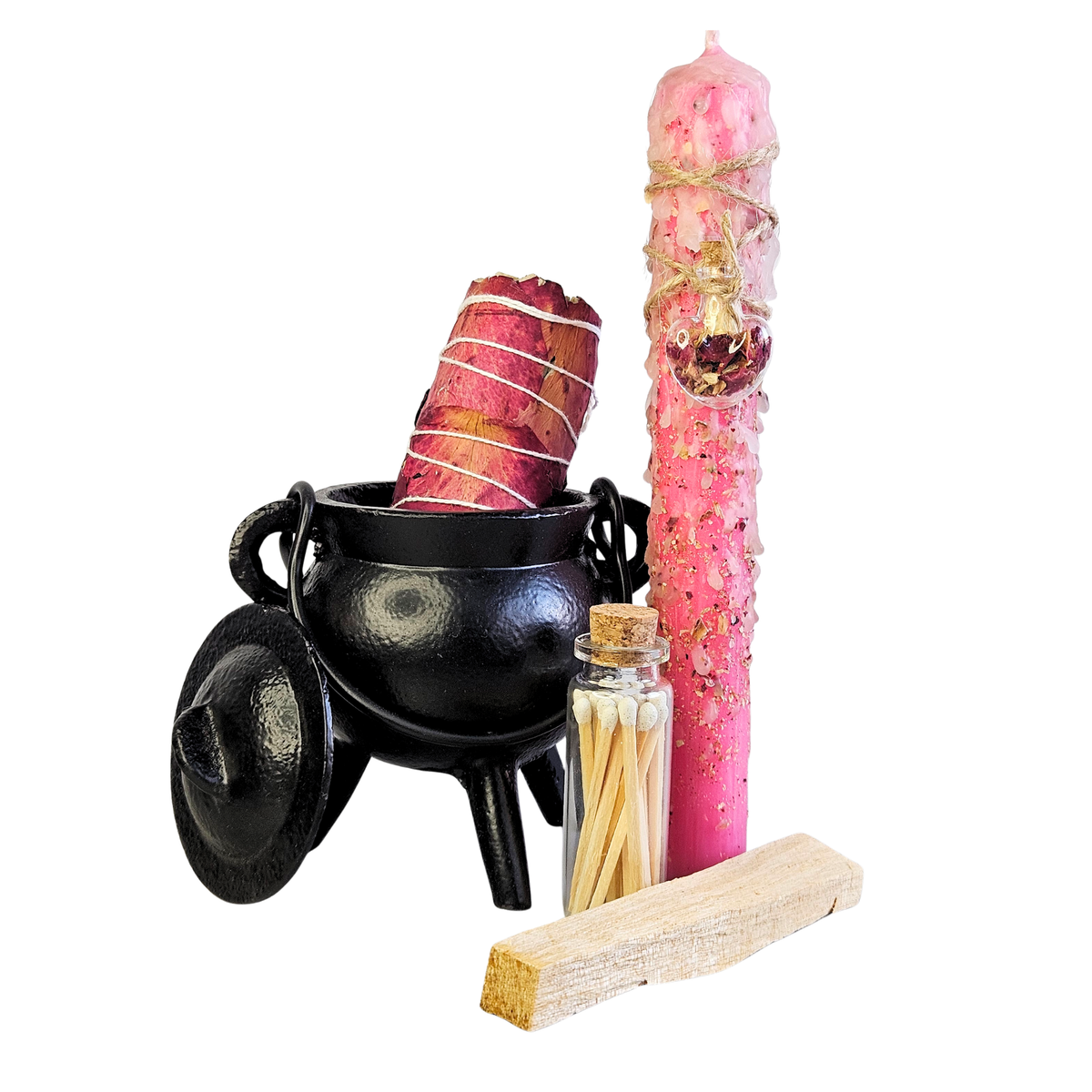 Schwarzer Hexenkessel mit rosa Ritualkerze, Rosen-Smudgestick, Palo Santo Holzstäbchen und Streichhölzern im Glas – Ritualset Liebe & Harmonie.
