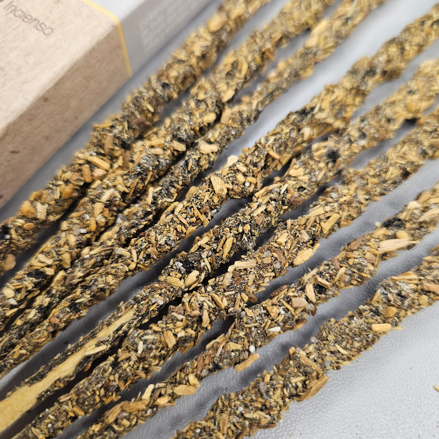Palo Santo & Copal Räucherstäbchen von Sagrada Madre – nachhaltige, handgefertigte Räuchersticks aus Palo Santo Holz, Nahaufnahme