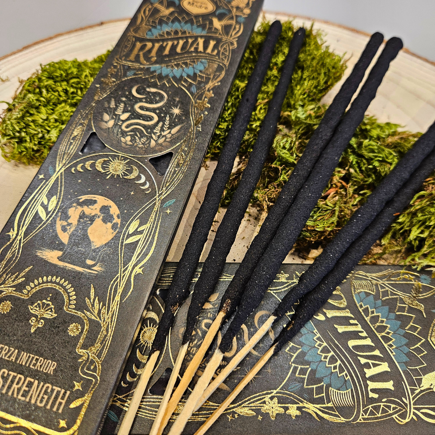 Nahaufnahme der Sagrada Madre Ritualräucherstäbchen Inner Strength – Sandalwood & Roses, dekorativ auf Naturmaterialien präsentiert.