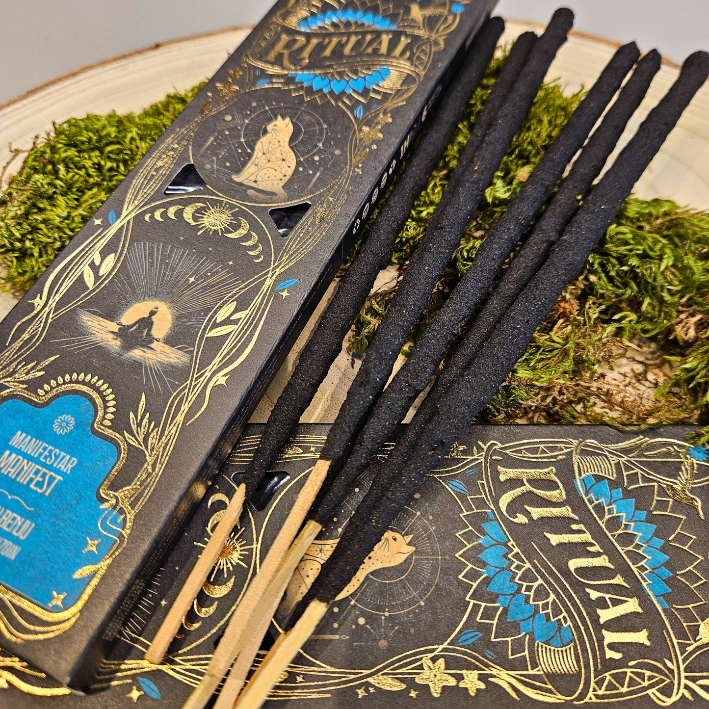 Nahaufnahme der Sagrada Madre Ritualräucherstäbchen Manifest – Sage & Benzoin, dekorativ auf Naturmaterialien präsentiert.