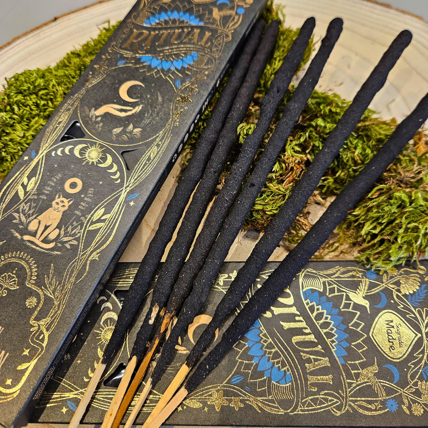 Nahaufnahme der Sagrada Madre Ritualräucherstäbchen Purification – Mystical Gardens, dekorativ auf Naturmaterialien präsentiert.