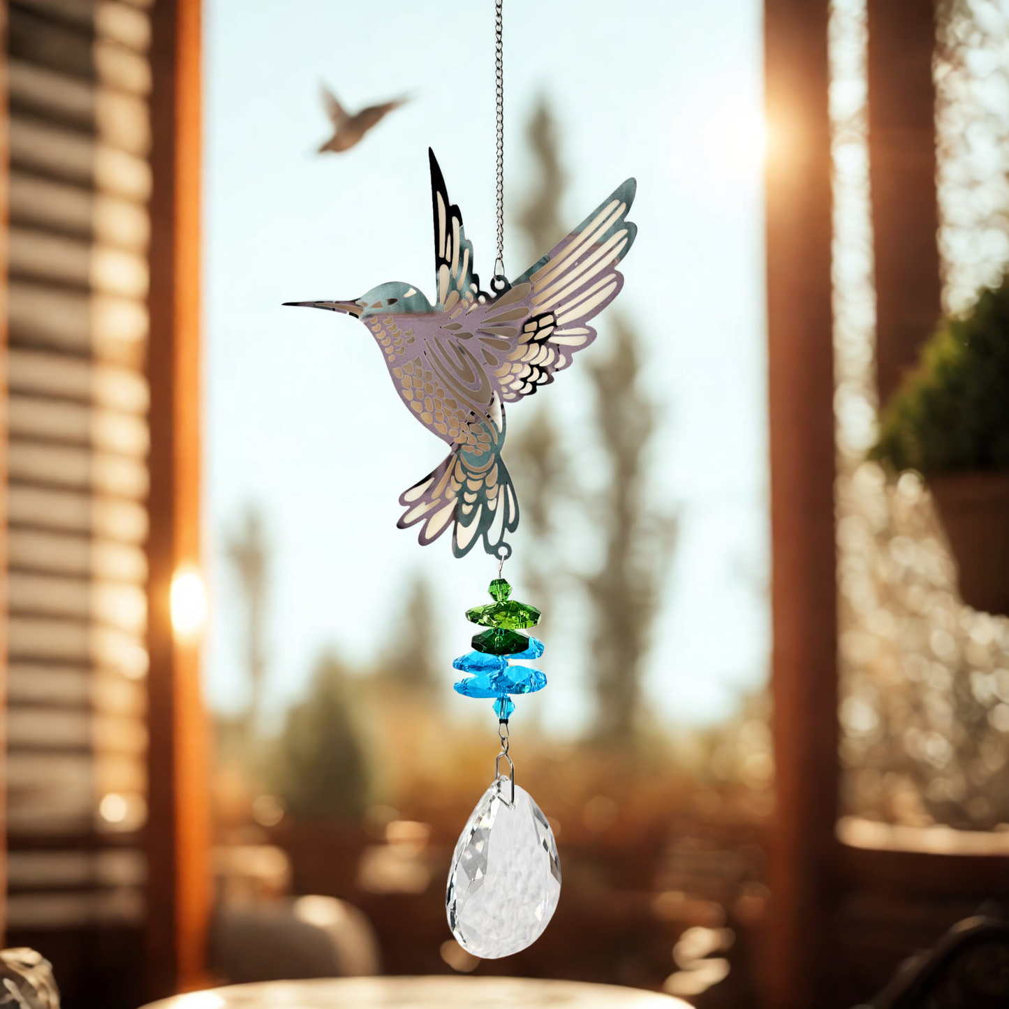 Kolibri-Sonnenfänger mit Kristallprisma, hängend in warmem Abendlicht auf einer Terrasse.