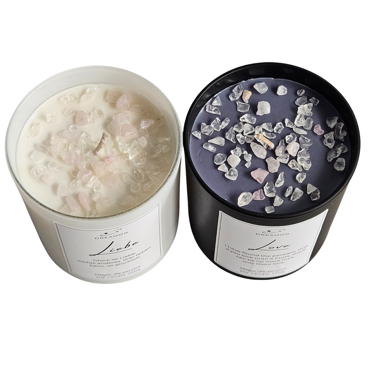 Produktfoto von oben auf zwei handgegossene Duftkerzen (im schwarzen und weissen Glas) mit floralem Duft und einer edlen Dekoration aus echten Rosenquarz- und weissen Quarz-Edelsteinen.