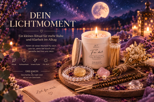Grafik „Dein Lichtmoment – Ein kleines Ritual für mehr Ruhe und Klarheit im Alltag“ von DreamOn. Abgebildet ist eine brennende Duftkerze im Glas mit Kristallen, Zündhölzer, ein Edelstein-Armband, Räucherwerk in schöner Stimmung.