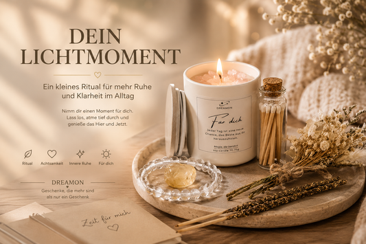 Grafik „Dein Lichtmoment – Ein kleines Ritual für mehr Ruhe und Klarheit im Alltag“ von DreamOn. Abgebildet ist eine brennende Duftkerze im Glas mit Kristallen, Zündhölzer, ein Edelstein-Armband, Räucherwerk und ein Notizbuch in warmem Licht.