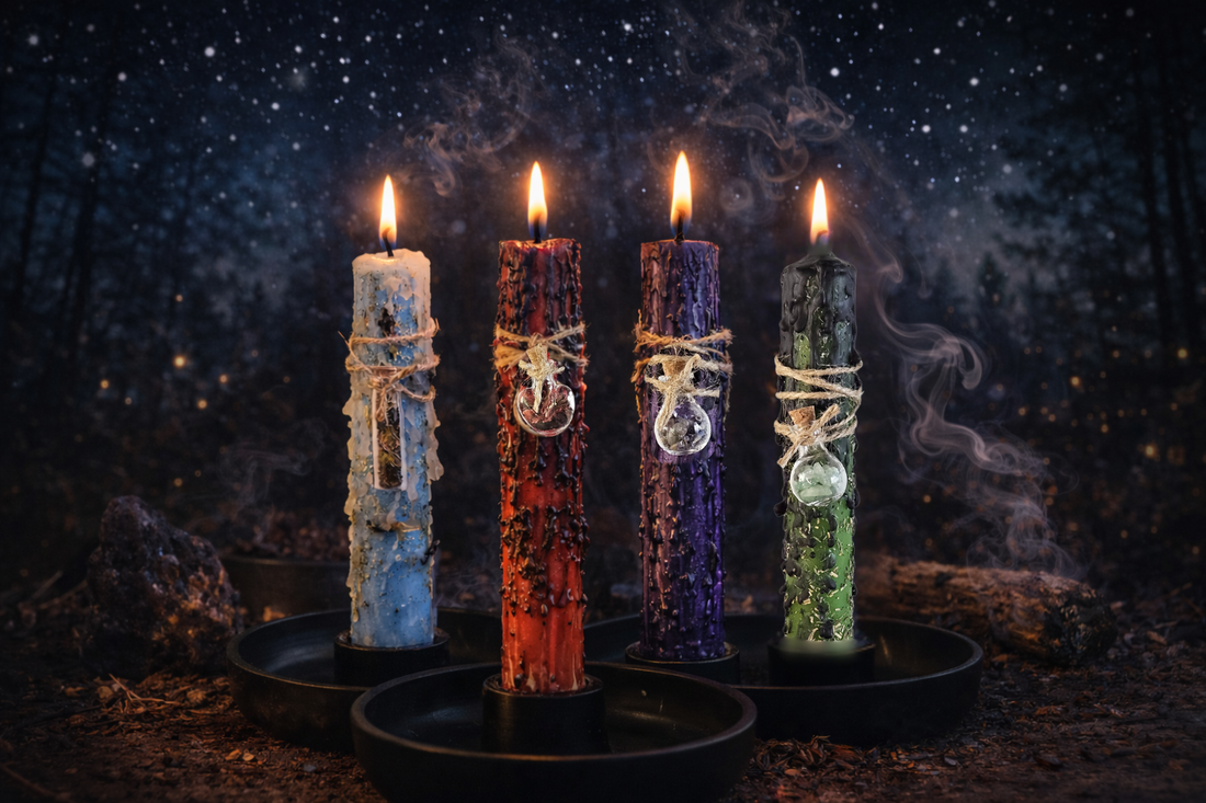 Brennende gesalbte Ritualkerze für ein Kerzenritual bei Nacht mit Sternenhimmel