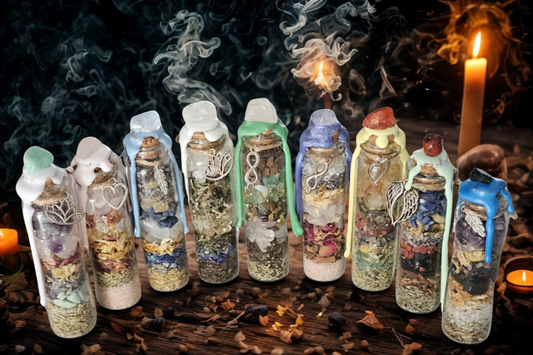 Spell Jars auf mystischem Ritualtisch mit Kerzen, Rauch und spiritueller Atmosphäre – Symbol für Intention, Heilung und innere Kraft.
