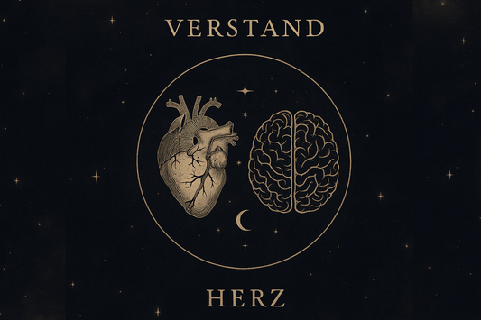 Illustration eines Herzens und eines Gehirns in einem mystischen Kreis mit Sternen und Mond. Symbol für die Balance zwischen Herz und Verstand.