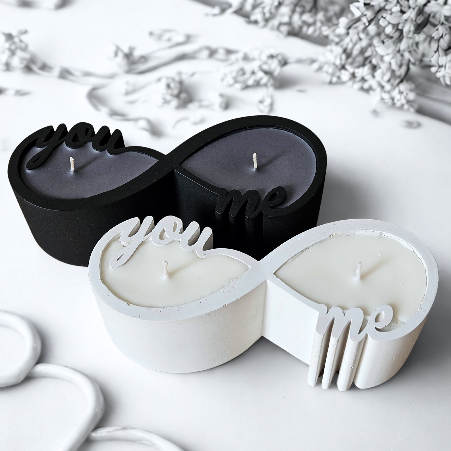 Infinity-Kerzen in Schwarz und Weiß auf Holzuntergrund – handgemachte Spezialkerzen für Liebe, Dualität & Rituale