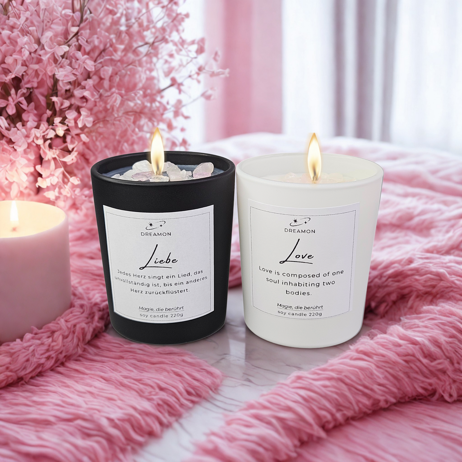 Kleine Intentionskerzen im Glas – fünf Varianten: Liebe, Schutz, Selbstliebe, Träume & Angst, jeweils in Schwarz oder Weiß mit spirituellem Zitat