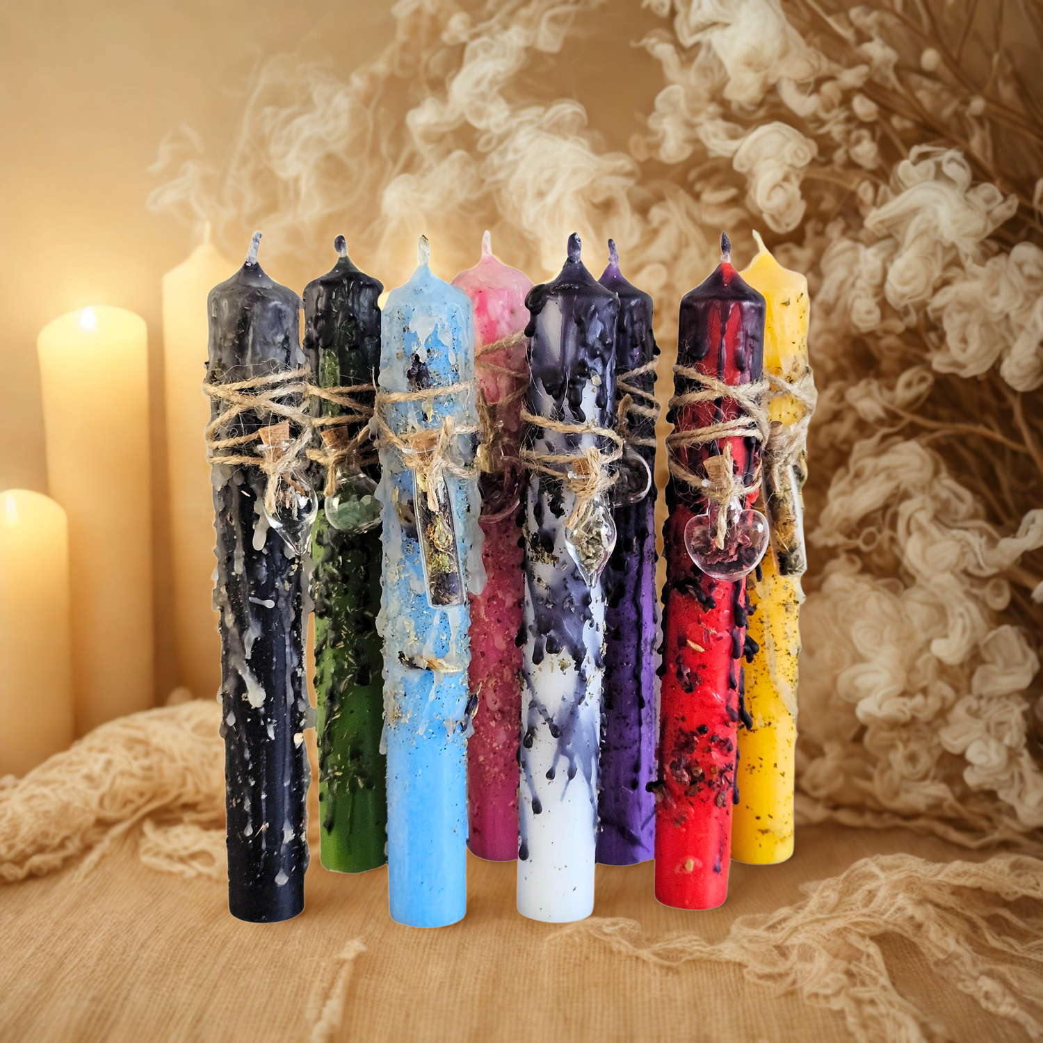 Bunte Ritualkerzen mit Intention – handgegossen, verziert mit Kristallen und Kräutern, für Rituale, Magie und spirituelle Zeremonien.