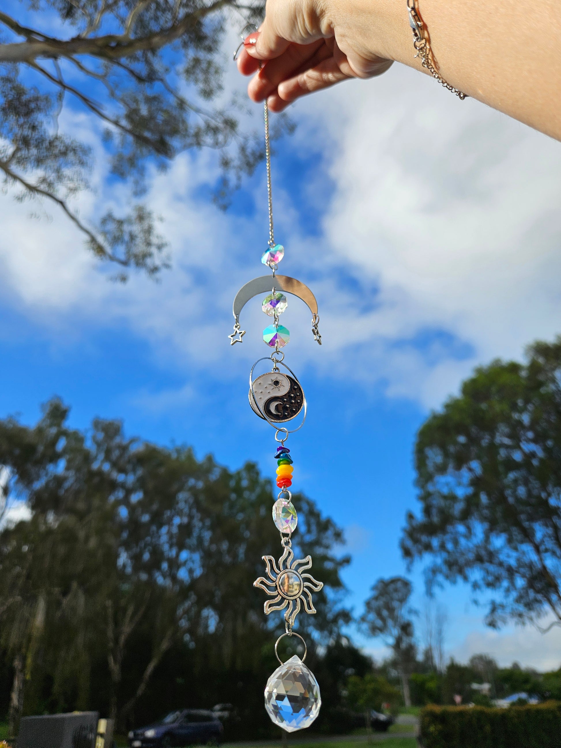 Spiritueller Suncatcher mit Sonne, Mond, Yin-Yang-Symbol & Chakra-Steinen – Lichtfänger für Harmonie & energetische Balance, im Garten
