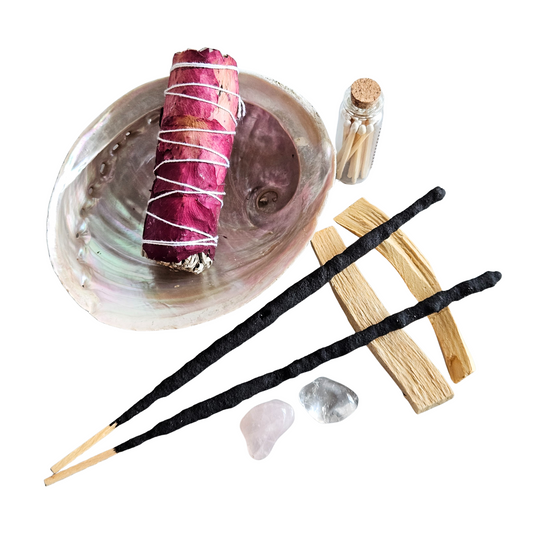 Ritualset Liebe mit Rosenblätter-Salbei-Smudge, Abalone-Muschel, Rosenquarz, Bergkristall, Palo Santo, Ritualräucherstäbchen und Streichhölzern