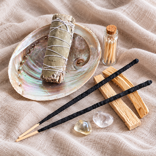 Ritualset Fülle – energetische Reinigung mit Eukalyptus-Salbei-Smudge, Abalone-Muschel, Palo Santo, Citrin, Bergkristall, Räucherstäbchen und Streichhölzern