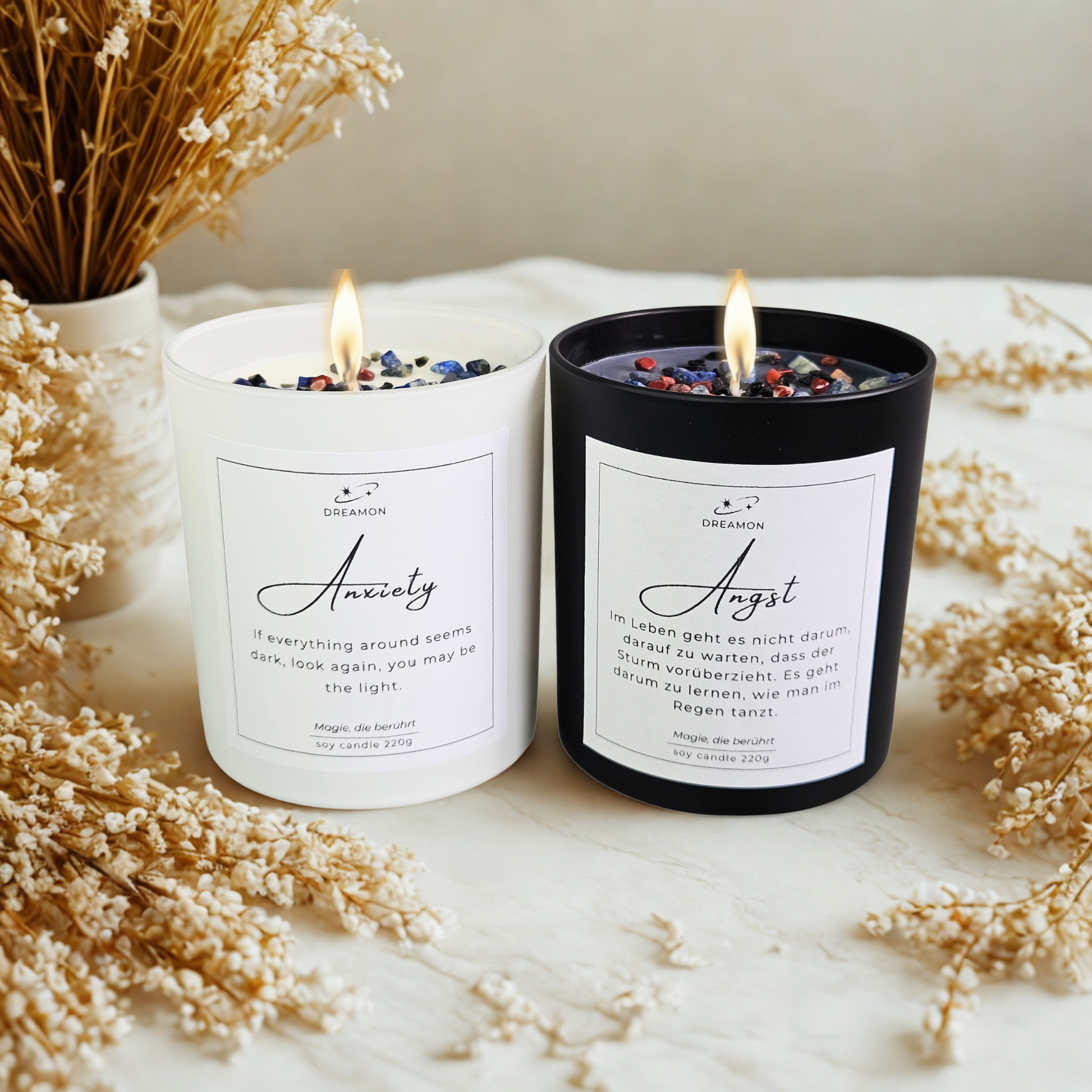 Ambiente Ansicht der Intuitionskerze „Angst“ in Schwarz und Weiß, dekoriert mit Lapislazuli, roter Jaspis und schwarzem Obsidian, 220 g Sojawachs.