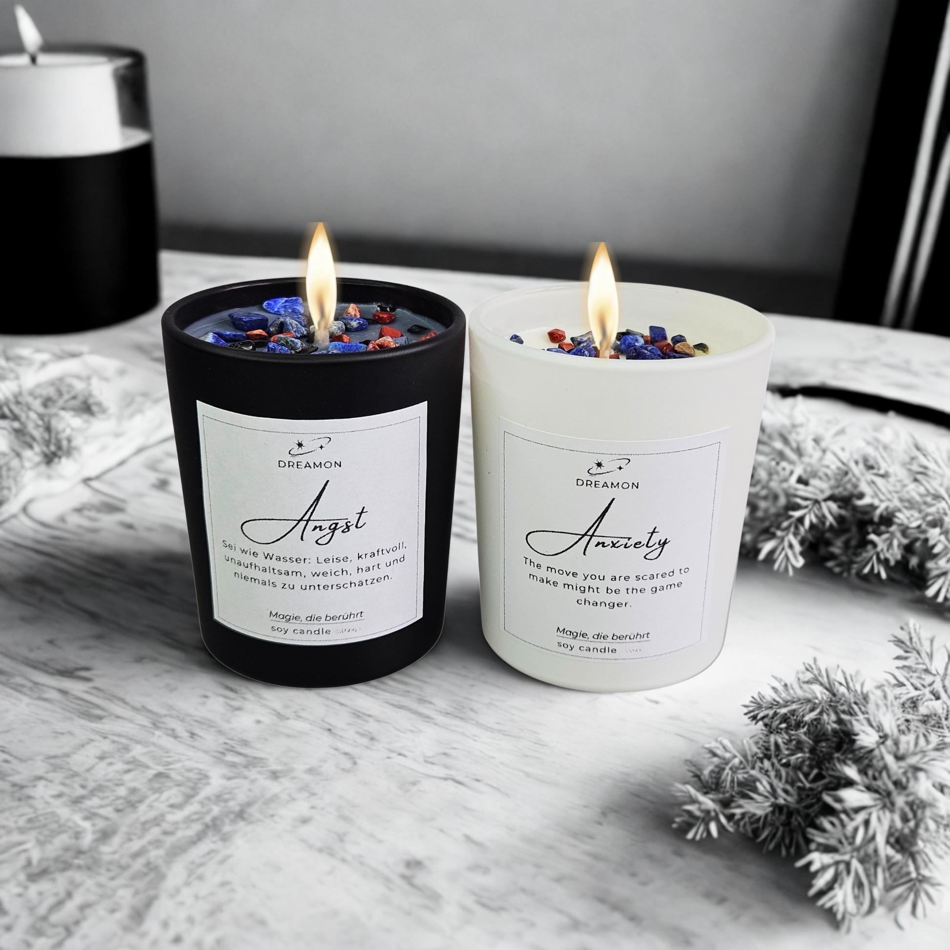 Ambiente Ansicht der Intuitionskerze klein „Angst“ in Schwarz und Weiß, dekoriert mit schwarzem Obsidian, Lapislazuli, roter Jaspis, Sojawachs.