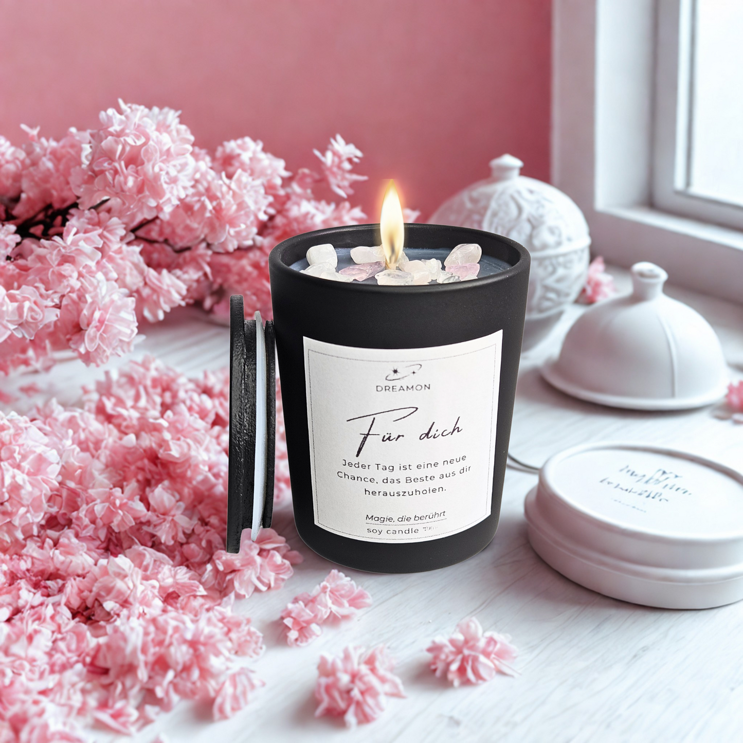 Ambiente Bild Intuitionskerze klein „Für dich" im schwarzen Glas mit Holzdeckel, Edelsteinen (Rosenquarz, Weißer Quarz) und wählbarem Zitatetikett (Deutsch oder Englisch).