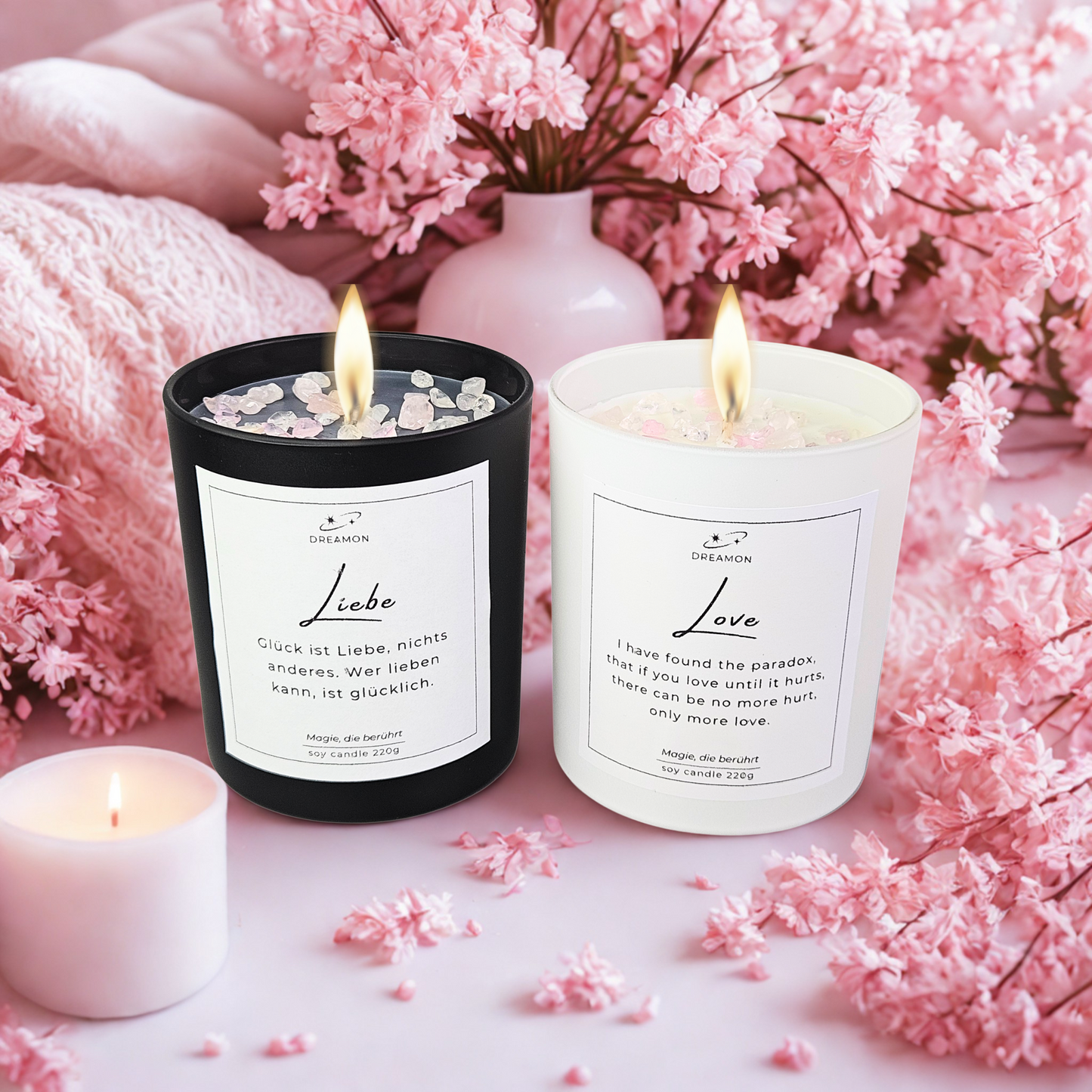Ambiente Ansicht der Intuitionskerze „Liebe“ in Schwarz und Weiß, dekoriert mit Rosenquarz und weissem Quarz 220 g Sojawachs.