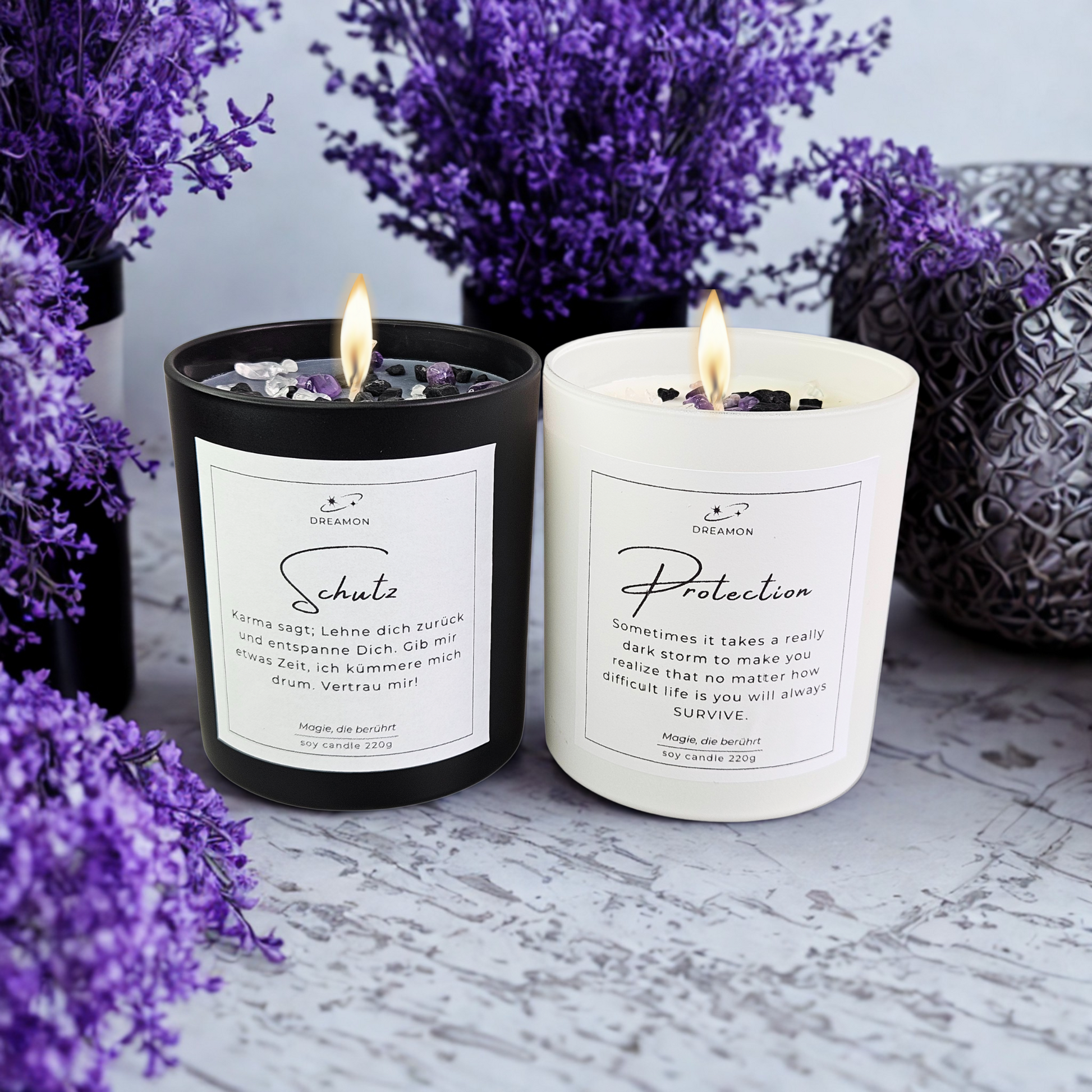 Ambiente Ansicht der Intuitionskerze „Schutz“ in Schwarz und Weiß, dekoriert mit Amethyst, schwarzem Turmalin und weissem Quarz, 220 g Sojawachs.