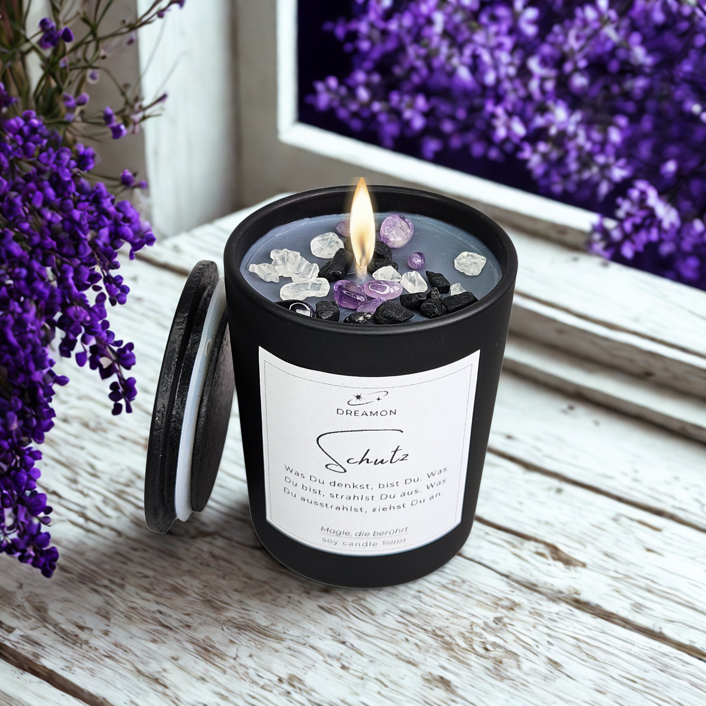 Ambiente Intuitionskerze klein „Schutz“ im schwarzen Glas mit Holzdeckel, Edelsteinen (Schwarzer Turmalin, Amethyst, Weißer Quarz) und wählbarem Zitatetikett (Deutsch oder Englisch).