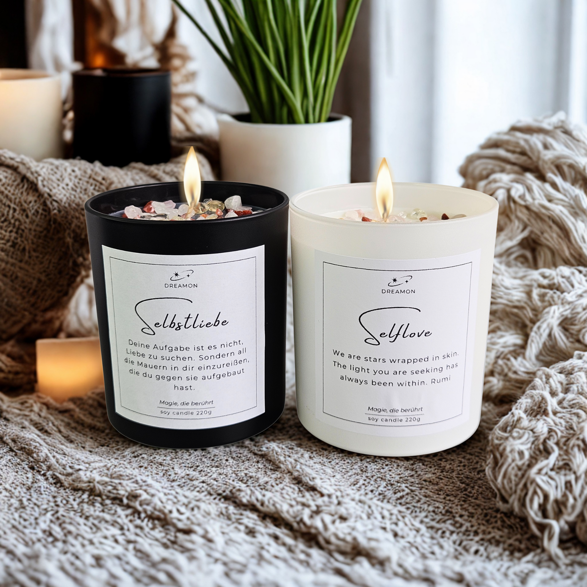 Ambiente Ansicht der Intuitionskerze „Selbstliebe“ in Schwarz und Weiß 220 g Sojawachs.