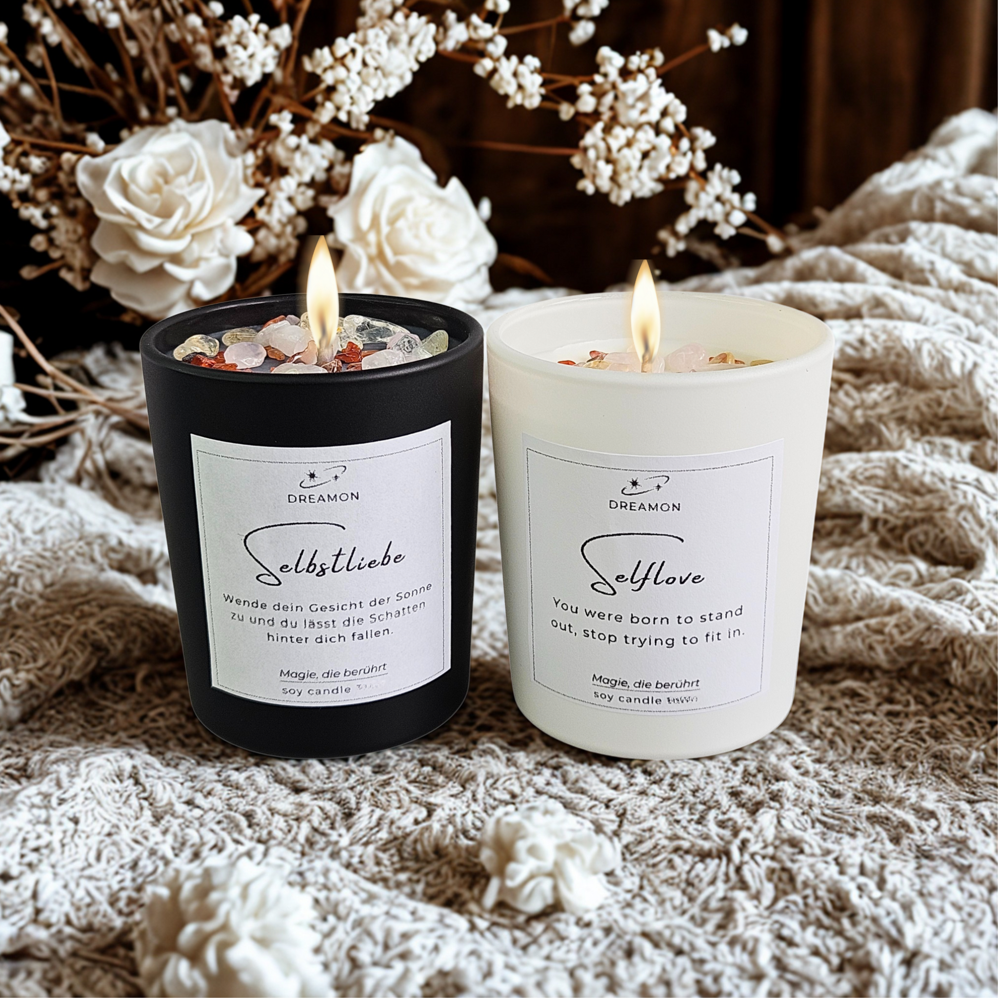 Ambientebild Intuitionskerze klein „Selbstliebe“ im schwarzen Glas mit Holzdeckel, Edelsteinen (Rosenquarz, Citrin, Karneol) und wählbarem Zitatetikett (Deutsch oder Englisch).
