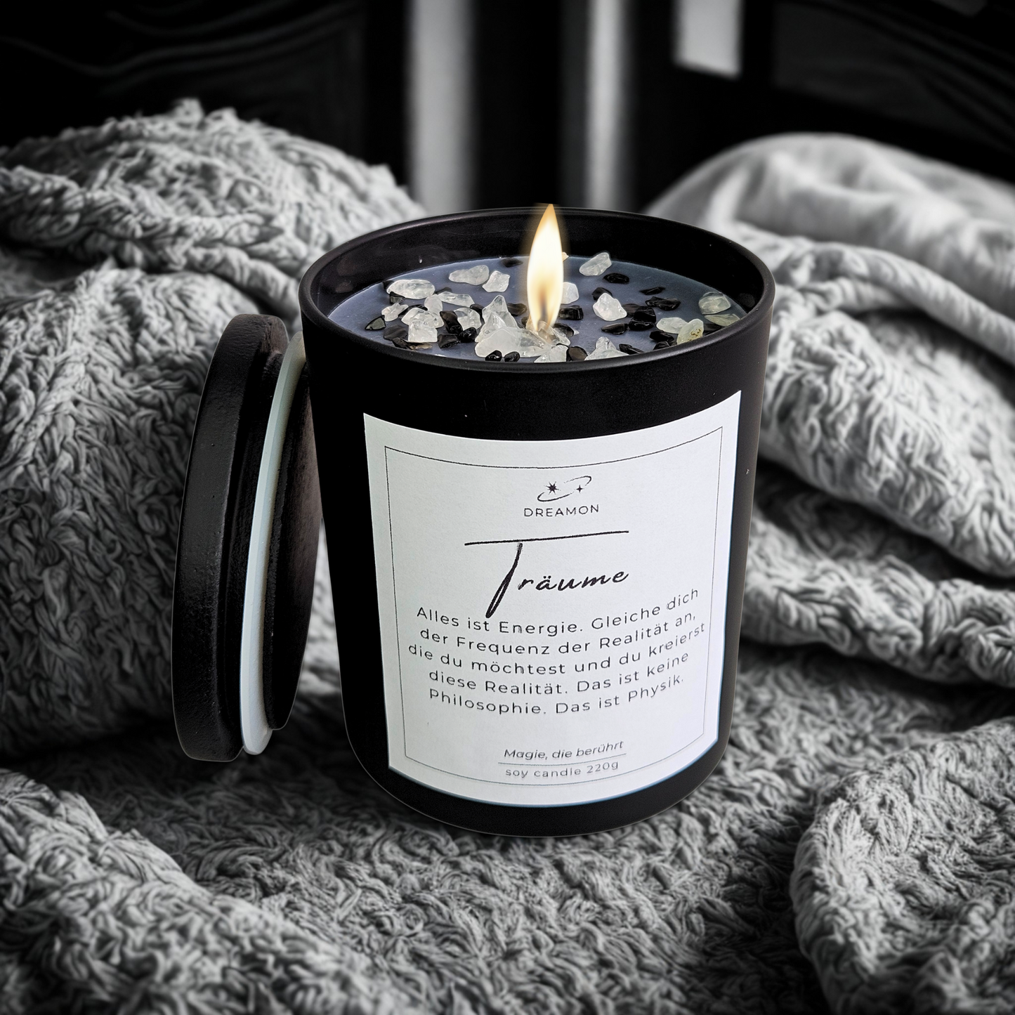 Ambiente Ansicht der Intuitionskerze „Träume“ in Schwarz, 220 g Sojawachs.