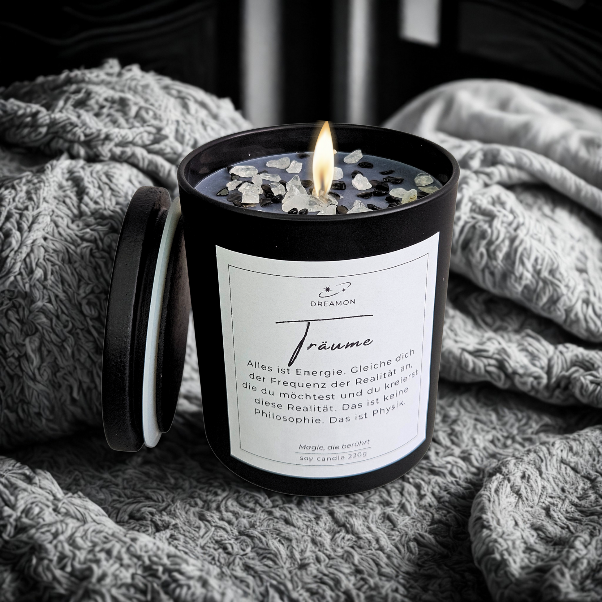 Ambiente Ansicht der Intuitionskerze „Träume“ in Schwarz, 220 g Sojawachs.