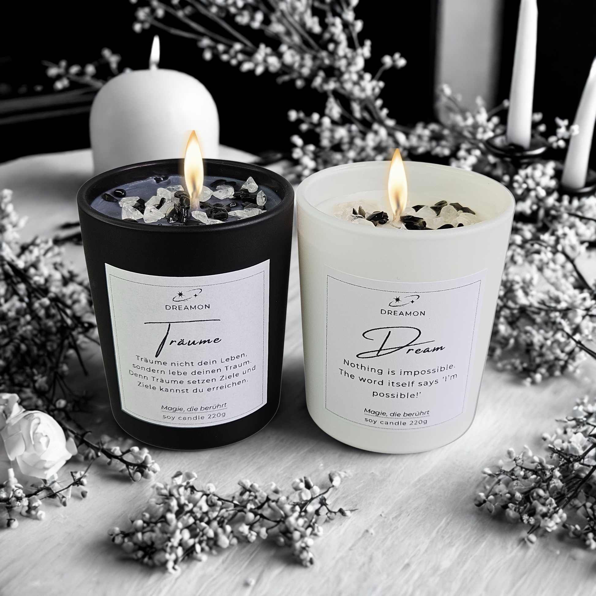 Ambientebild Intuitionskerzen klein „Träume / Dreams“ im schwarzem oder weissem Glas mit Holzdeckel, Edelsteinen (Weißer Quarz, Schwarzer Obsidian) und wählbarem Zitatetikett (Deutsch oder Englisch).