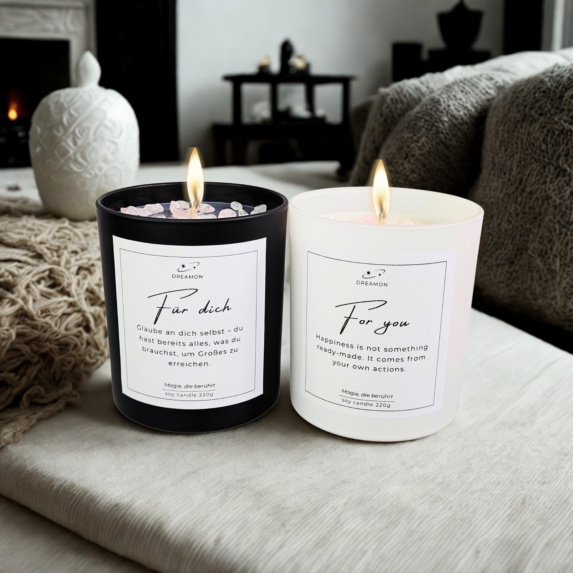 Ambiente Ansicht der Intuitionskerze „Für dich“ in Schwarz und Weiß, dekoriert mit Rosenquarz und weissem Quarz 220 g Sojawachs.