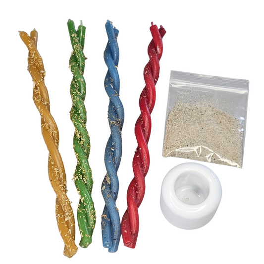 Vier gesalbte Bienenwachskerzen in Gelb, Grün, Blau und Rot mit Kräutern, weißem Keramik-Kerzenhalter und Sandbeutel – Anointed Essence Ritual Set von DreamOn.