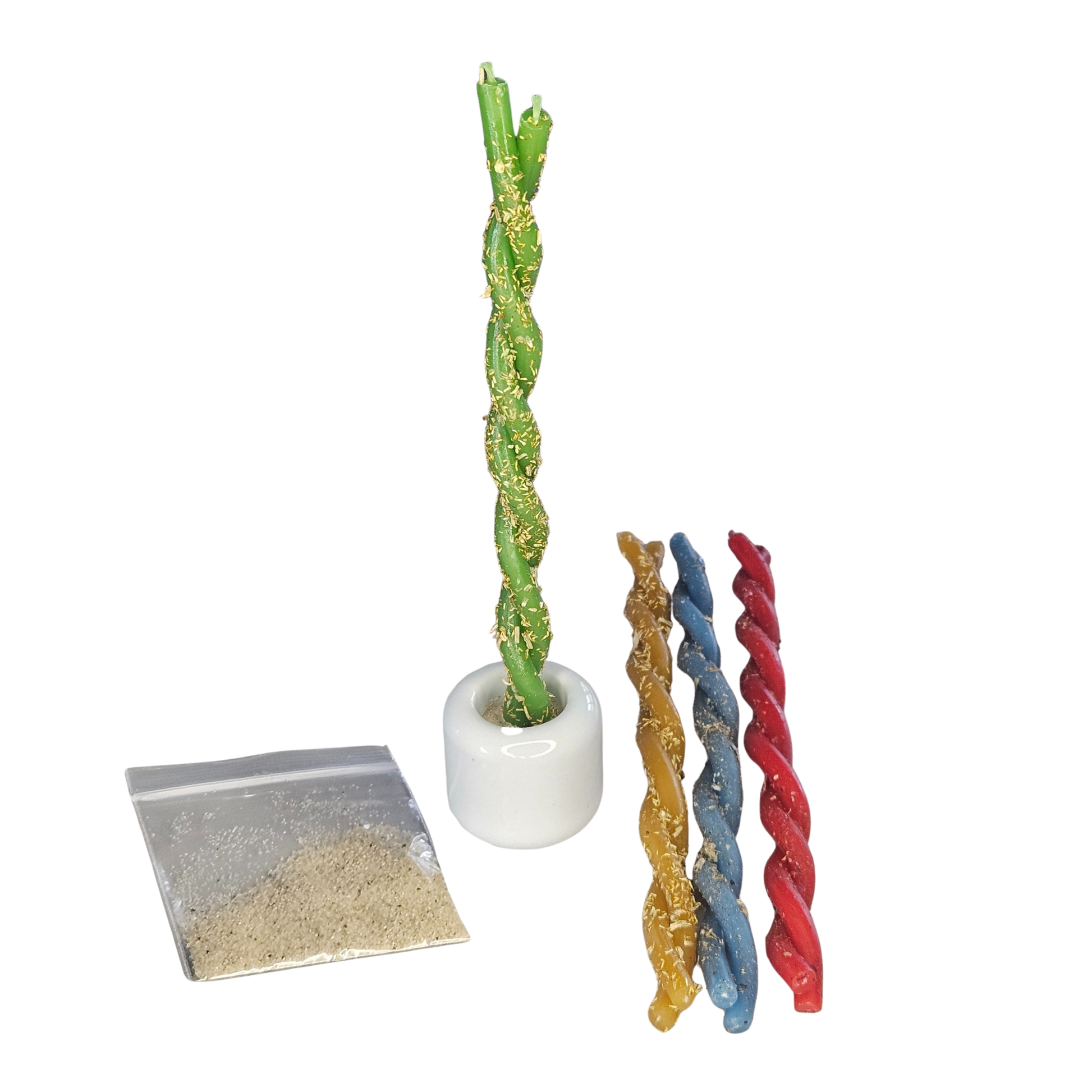 Gesalbte grüne Bienenwachskerze im weißen Keramikhalter mit Kräutern, Sandbeutel und weiteren farbigen Ritualkerzen – Anointed Essence Bienenwachskerzen Set.