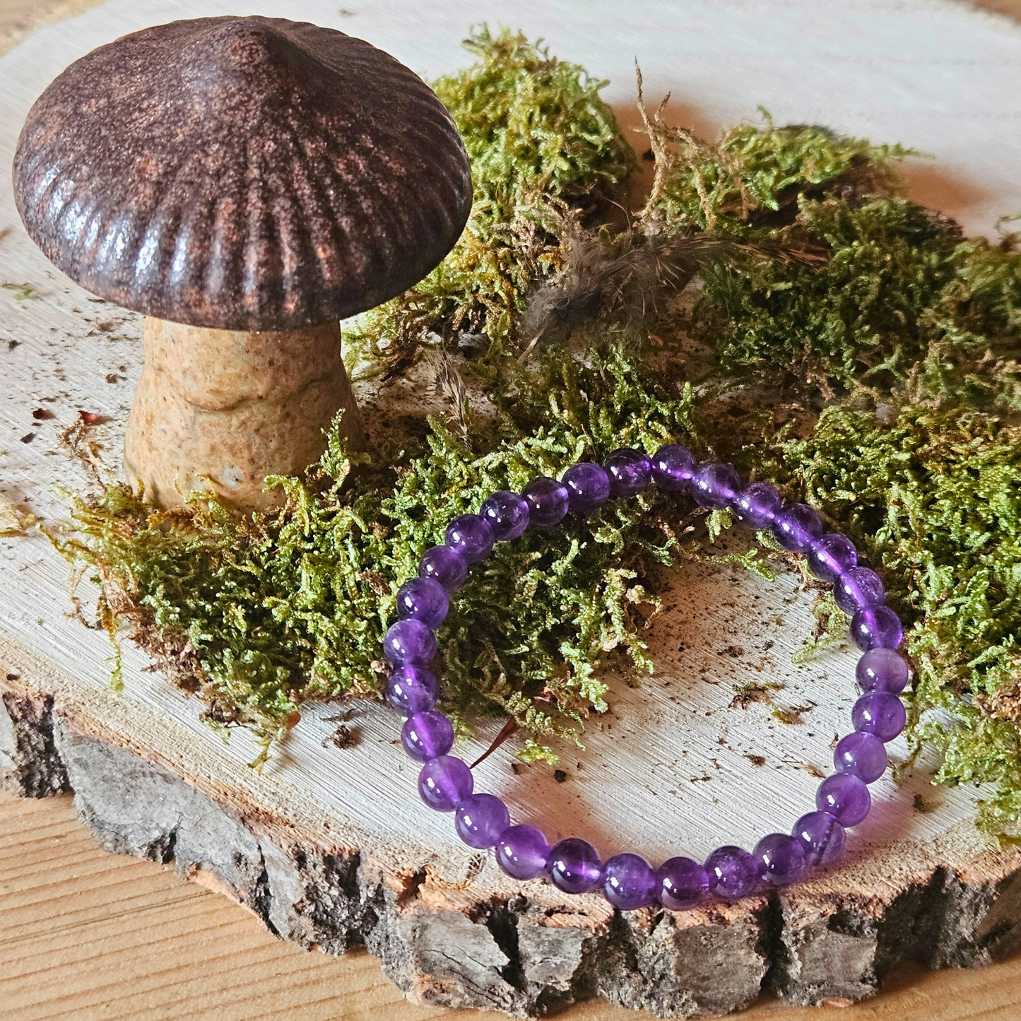 Edelstein Armband Amethyst auf Moos im Wald – naturverbundenes Schmuckfoto mit spiritueller Energie, DreamOn.