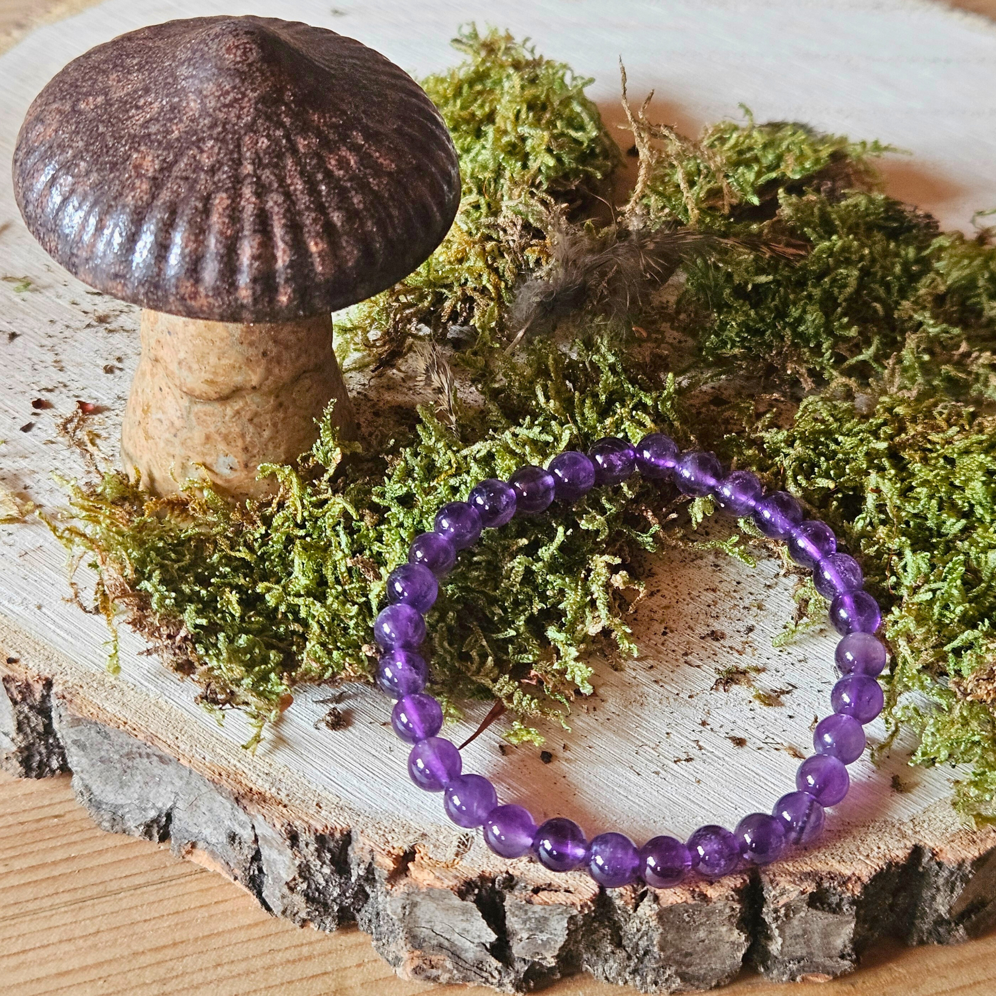 Edelstein Armband Amethyst auf Moos im Wald – naturverbundenes Schmuckfoto mit spiritueller Energie, DreamOn.