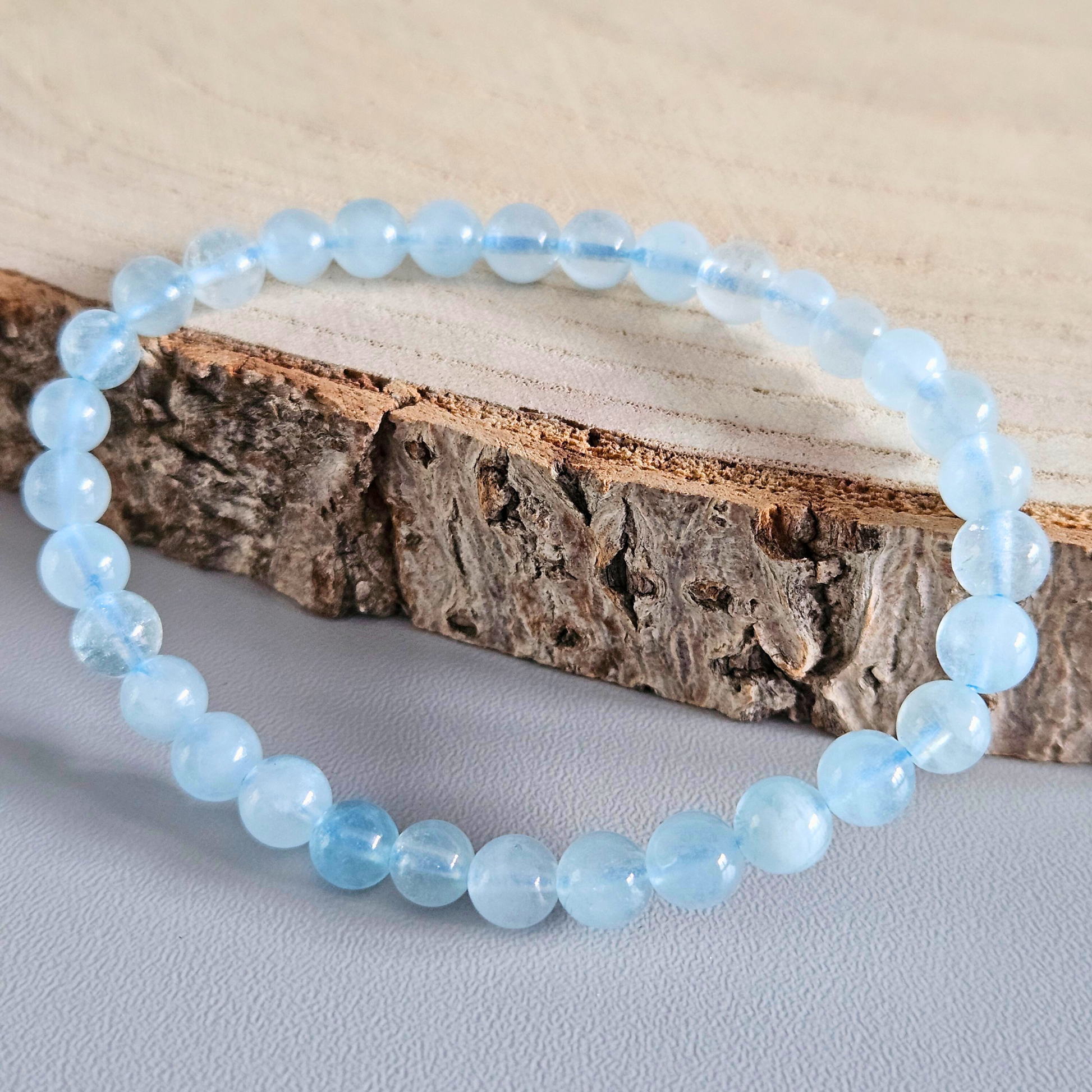 Edelstein Armband Aquamarin aus echten 6 mm Steinen – hochwertiger spiritueller Schmuck, DreamOn Produktfoto.