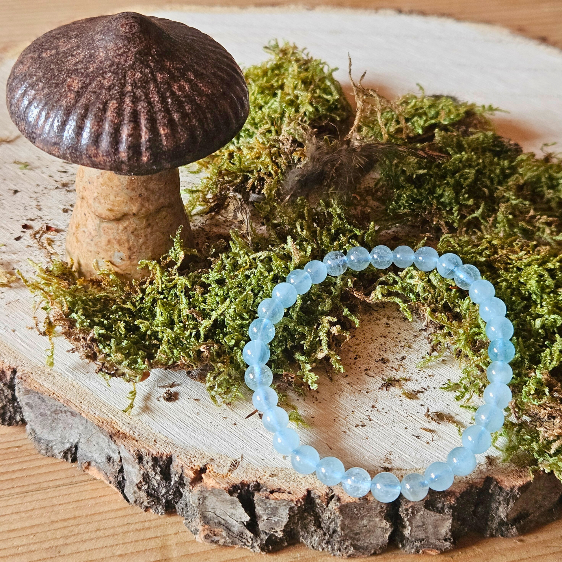 Edelstein Armband Aquamarin auf Moos im Wald – naturverbundenes Schmuckfoto mit spiritueller Energie, DreamOn.
