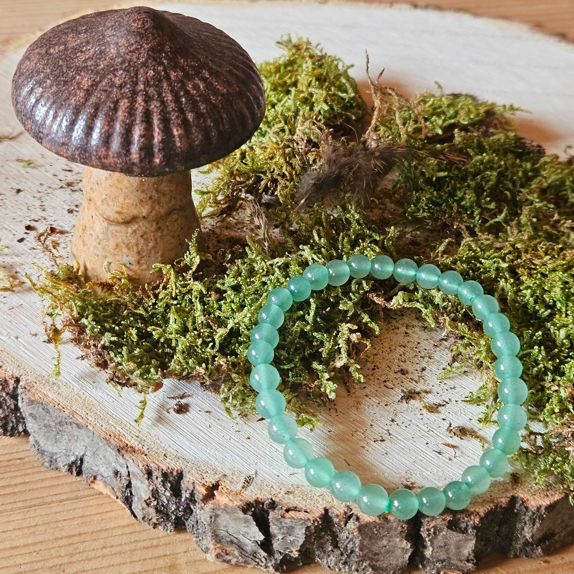 Edelstein Armband Aventurin auf Moos im Wald – naturverbundenes Schmuckfoto mit spiritueller Energie, DreamOn.