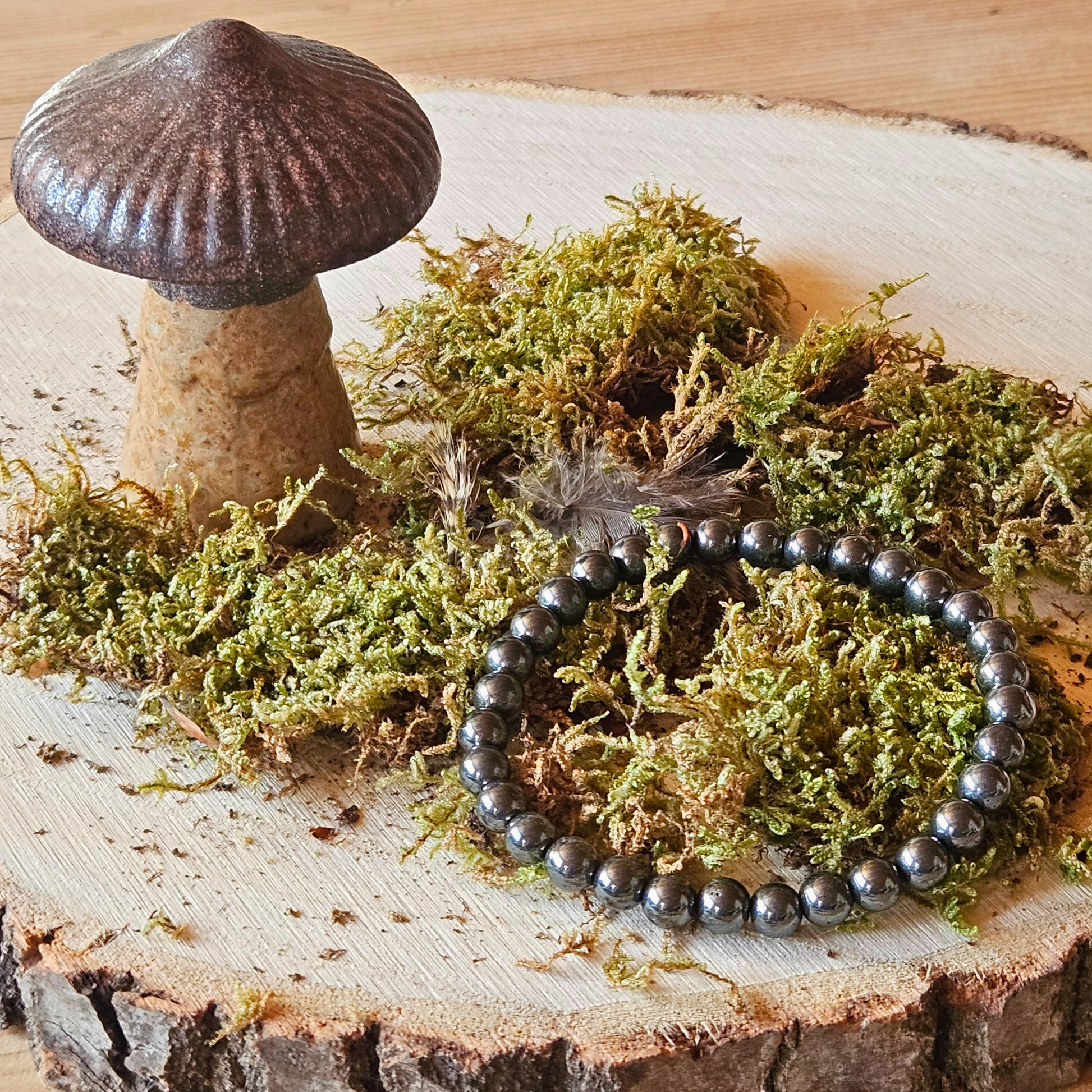 Hämatit Armband auf Holz mit Moos – Erdung & Schutz, DreamOn Schweiz