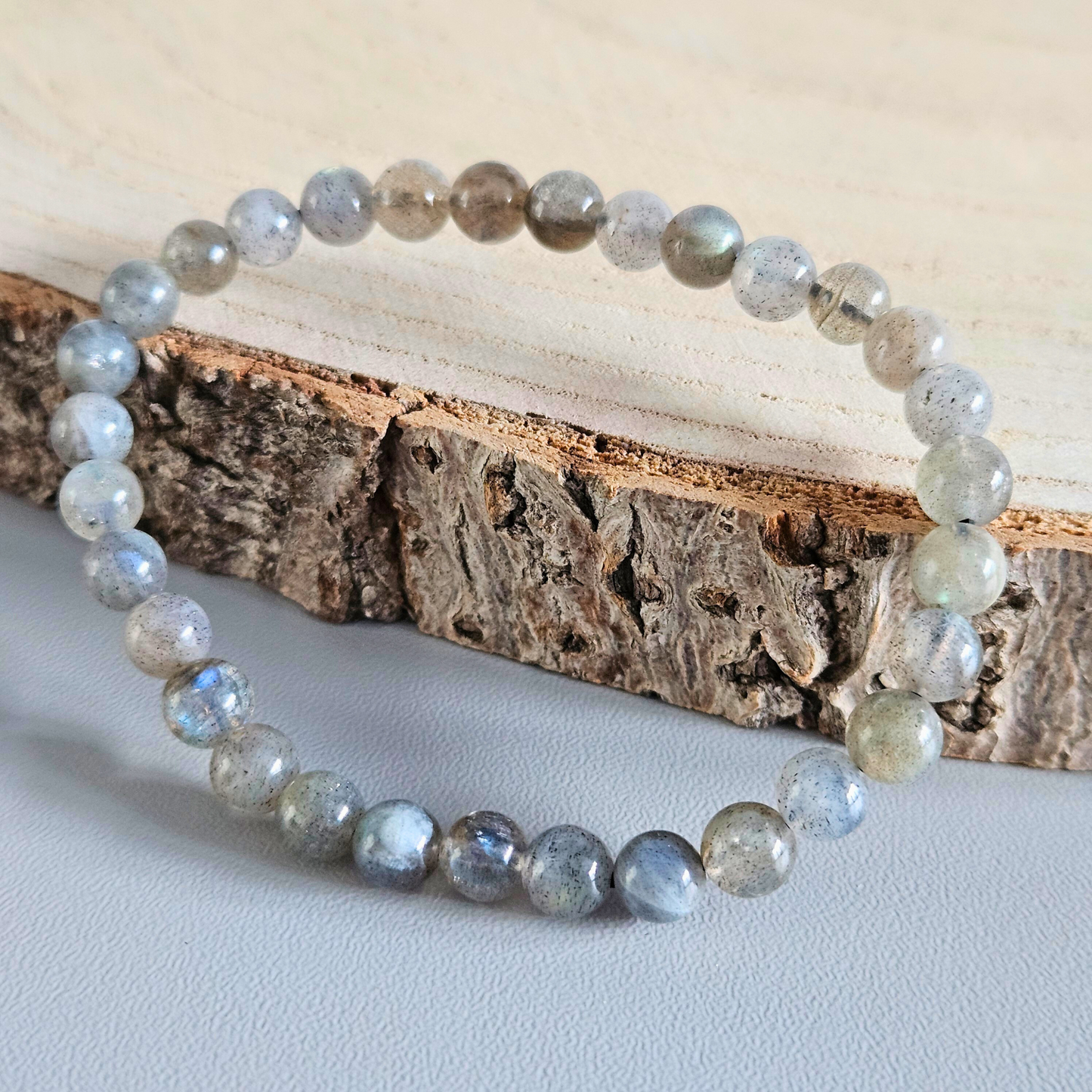 Edelstein Armband Labradorit aus echten 6 mm Steinen – hochwertiger spiritueller Schmuck, DreamOn Produktfoto.