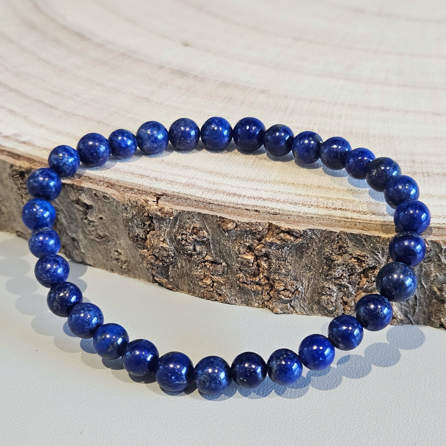 Echtes Lapislazuli Edelsteinarmband 6 mm, mit goldenen Pyrit-Einschlüssen

