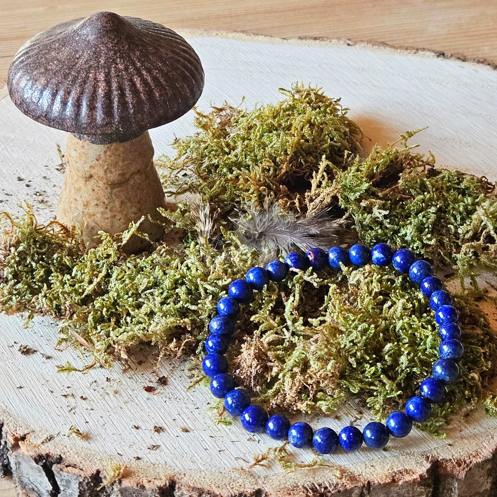 Lapislazuli Armband auf Holz & Moos – tiefblau, Symbol für Weisheit, DreamOn