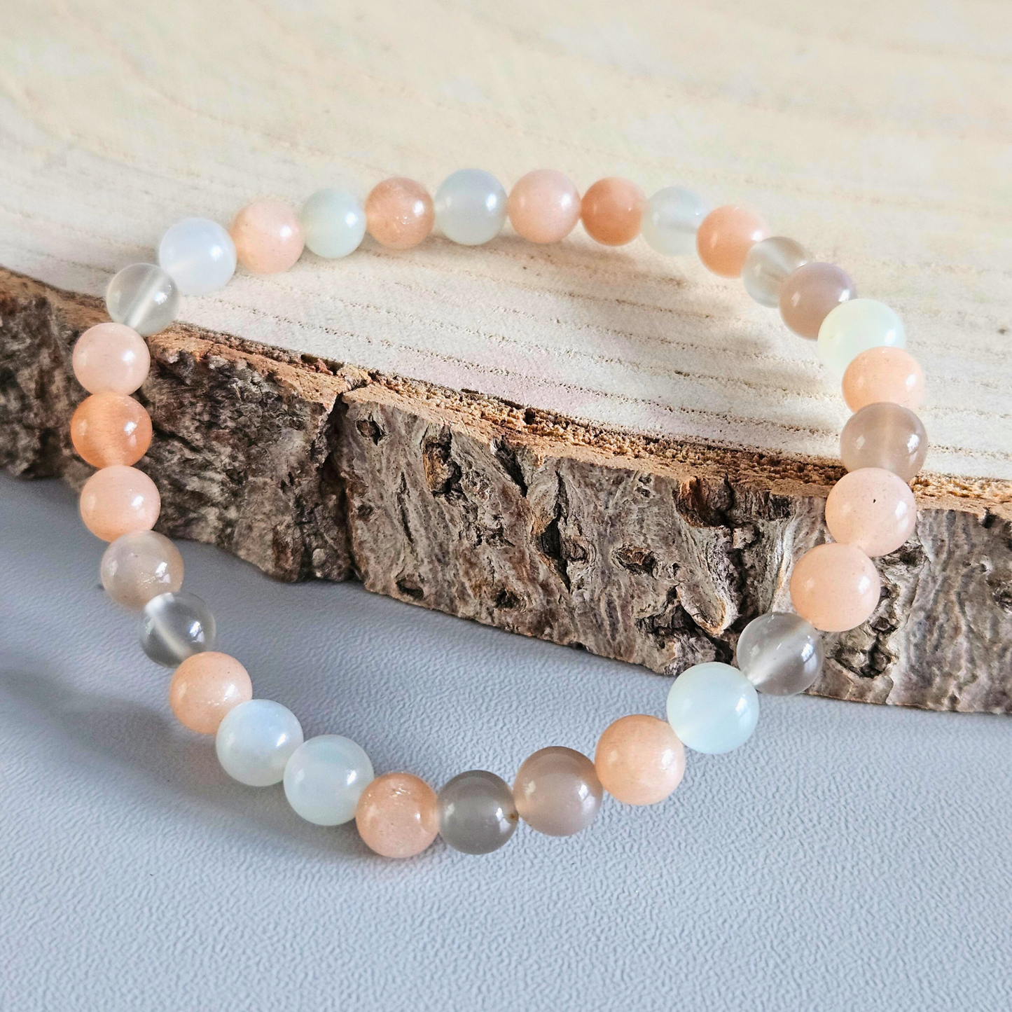 Edelstein Armband Mondstein aus echten 6 mm Steinen – hochwertiger spiritueller Schmuck, DreamOn Produktfoto.