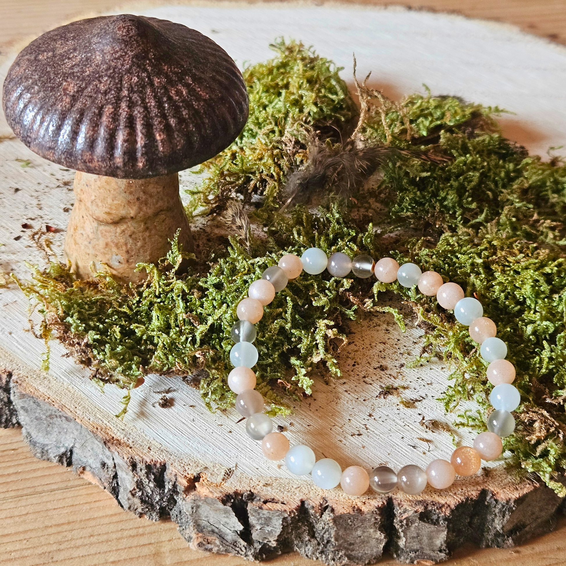 Edelstein Armband Mondstein auf grünem Moos im Wald – spirituelles Schmuckfoto mit Naturenergie, DreamOn