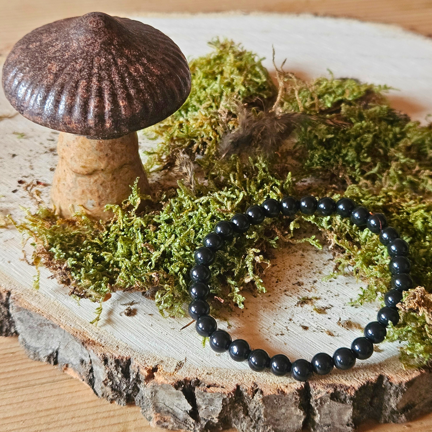 Edelstein Armband Onyx auf Moos im Wald – naturverbundenes Schmuckfoto mit spiritueller Energie, DreamOn.